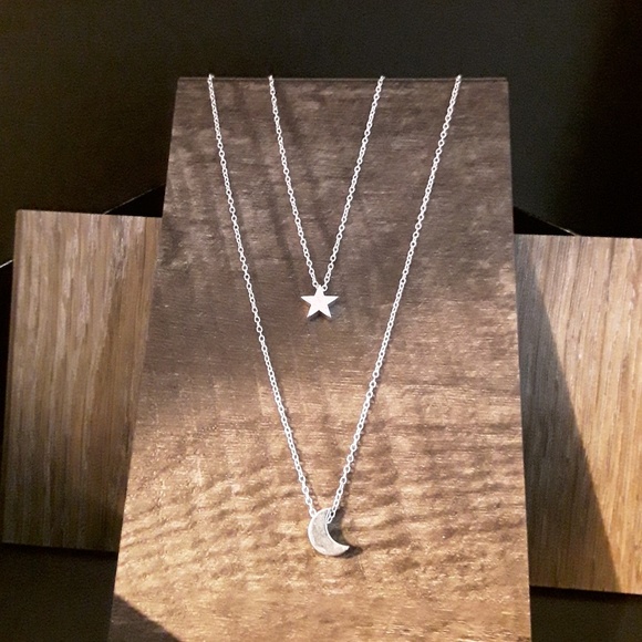 D17 NEW Crescent Moon and Star Necklace - Picture 2 of 3